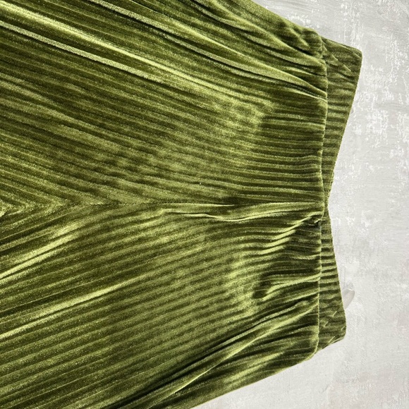 Olive Green Pleated Velvet Midi pant - Picture 2 of 6